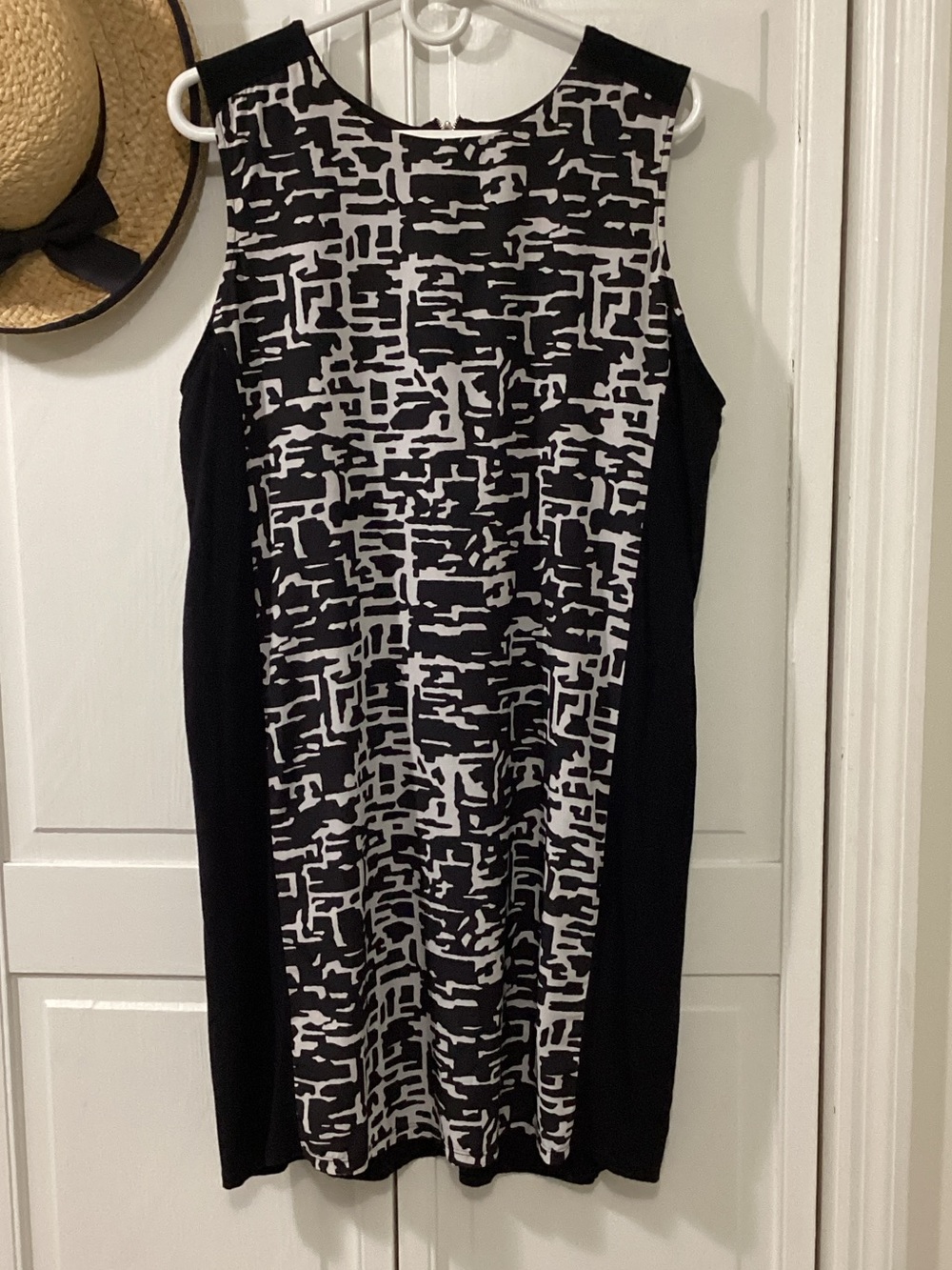 Peter Nygard Black and White Sleeveless Patterned Shift Midi Dress